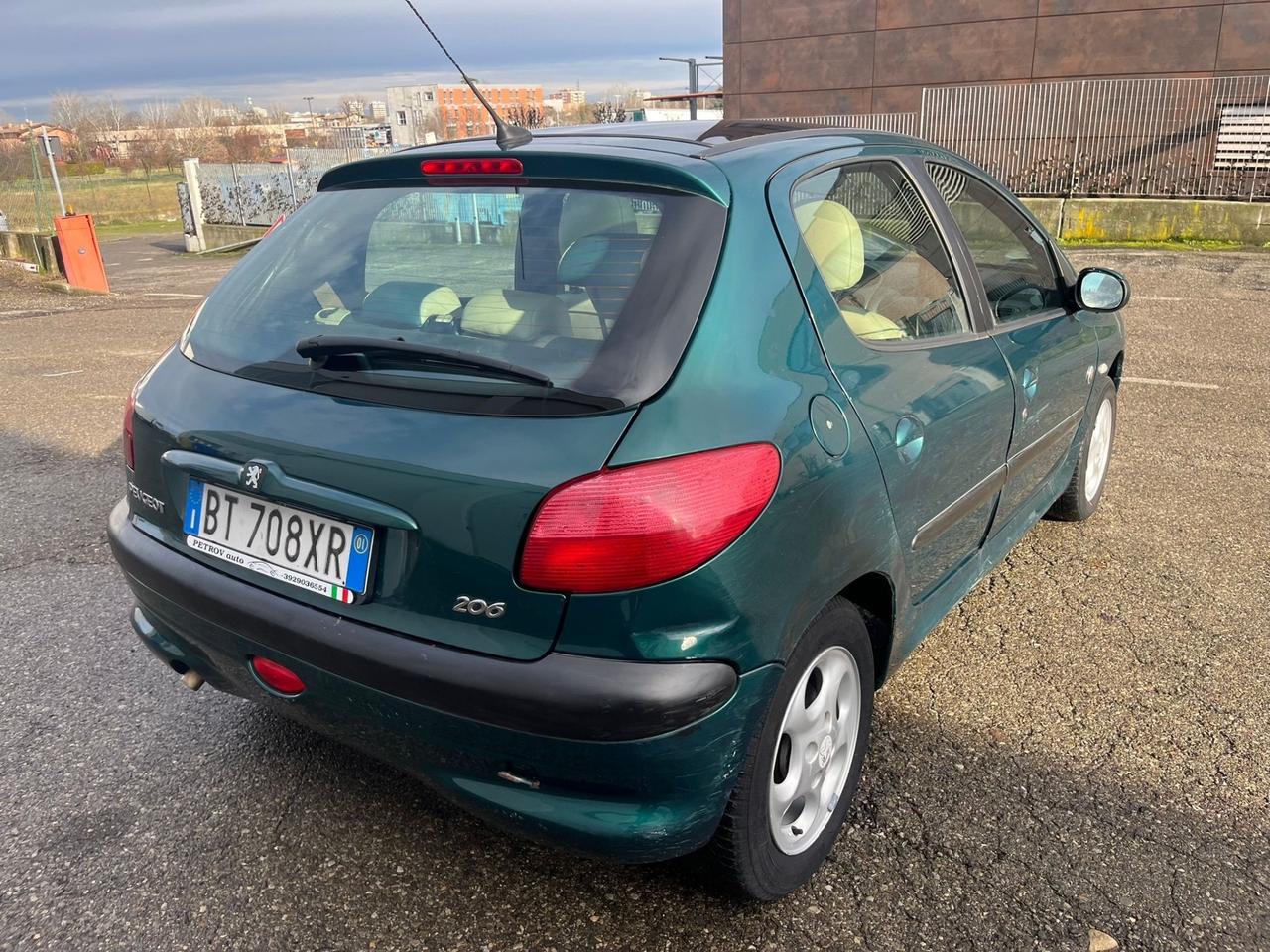 Peugeot 206 1.4benz 2001 109.000km per neopatentati