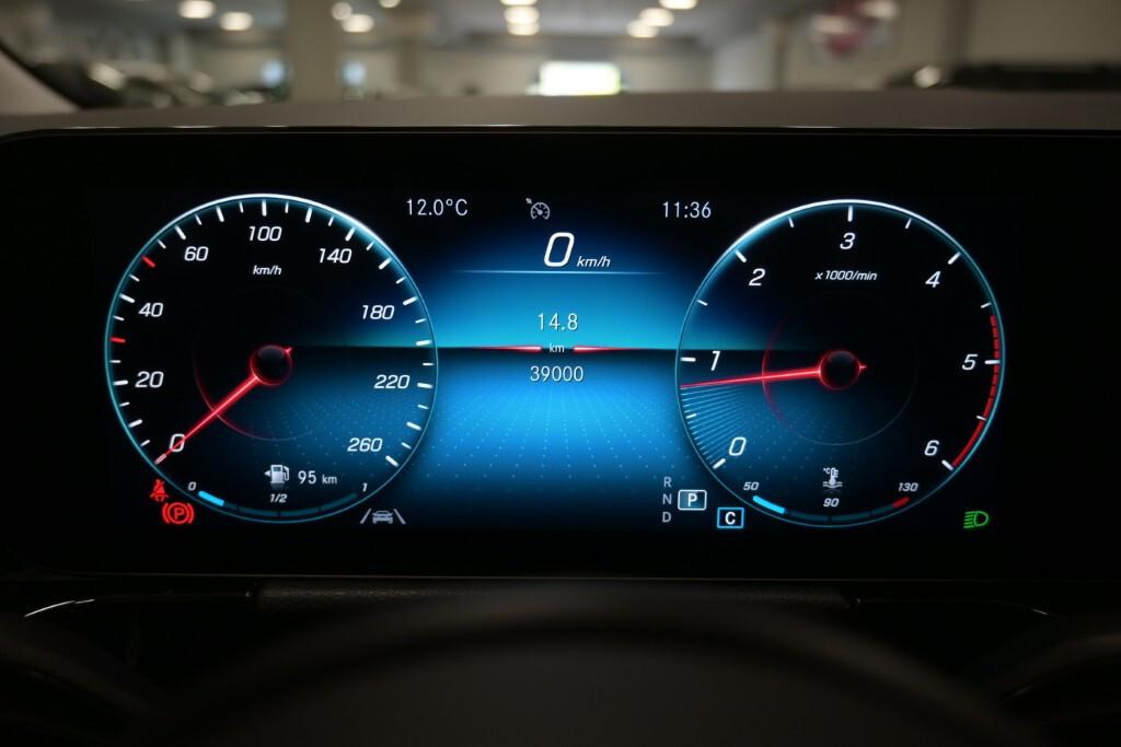 MERCEDES GLA 180D 115CV BUSINESS *2022