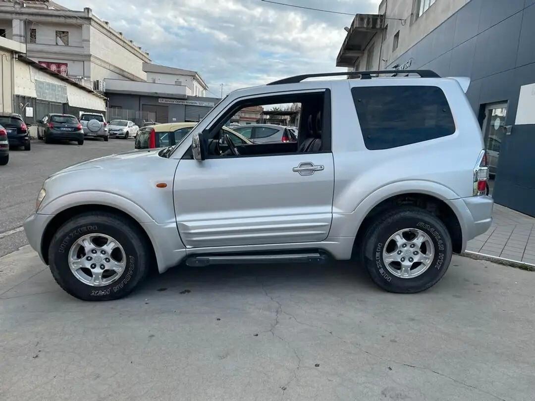 Mitsubishi Pajero 3.2 16V DI-D 3p. GLS2 Autocarro