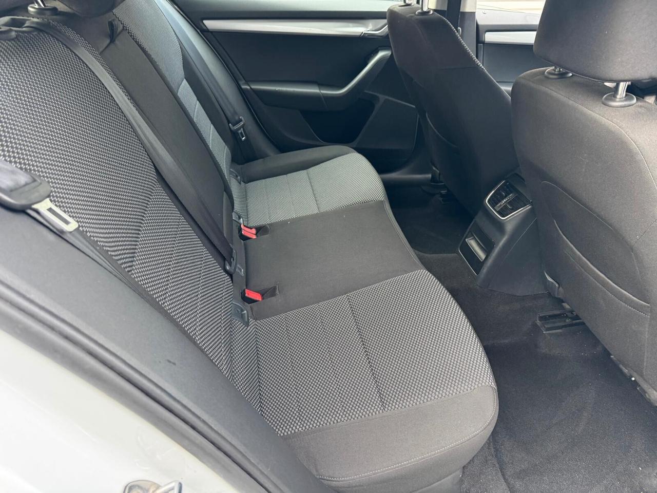 Skoda Octavia 1.6 TDI CR 105 CV DSG Elegance*EURO5B*NAVI