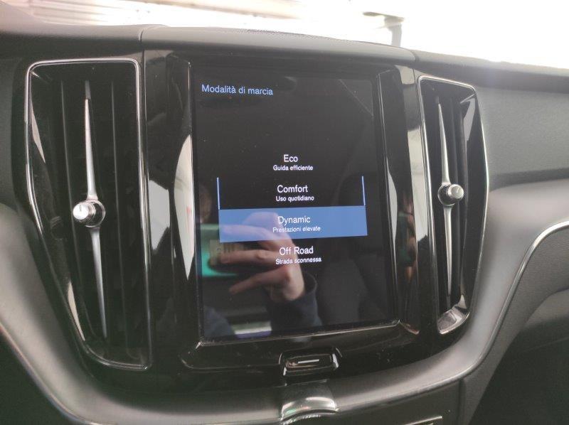 VOLVO XC60 (2017-->) - XC60 B5 (d) AWD Geartronic Momentum Pro