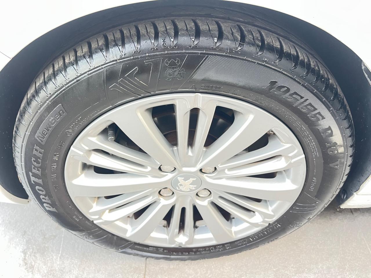 Peugeot 208 1.6 bluehdi 75 cv Allure
