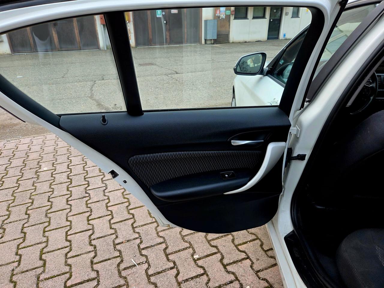 Bmw 116 116d 5p. Unique