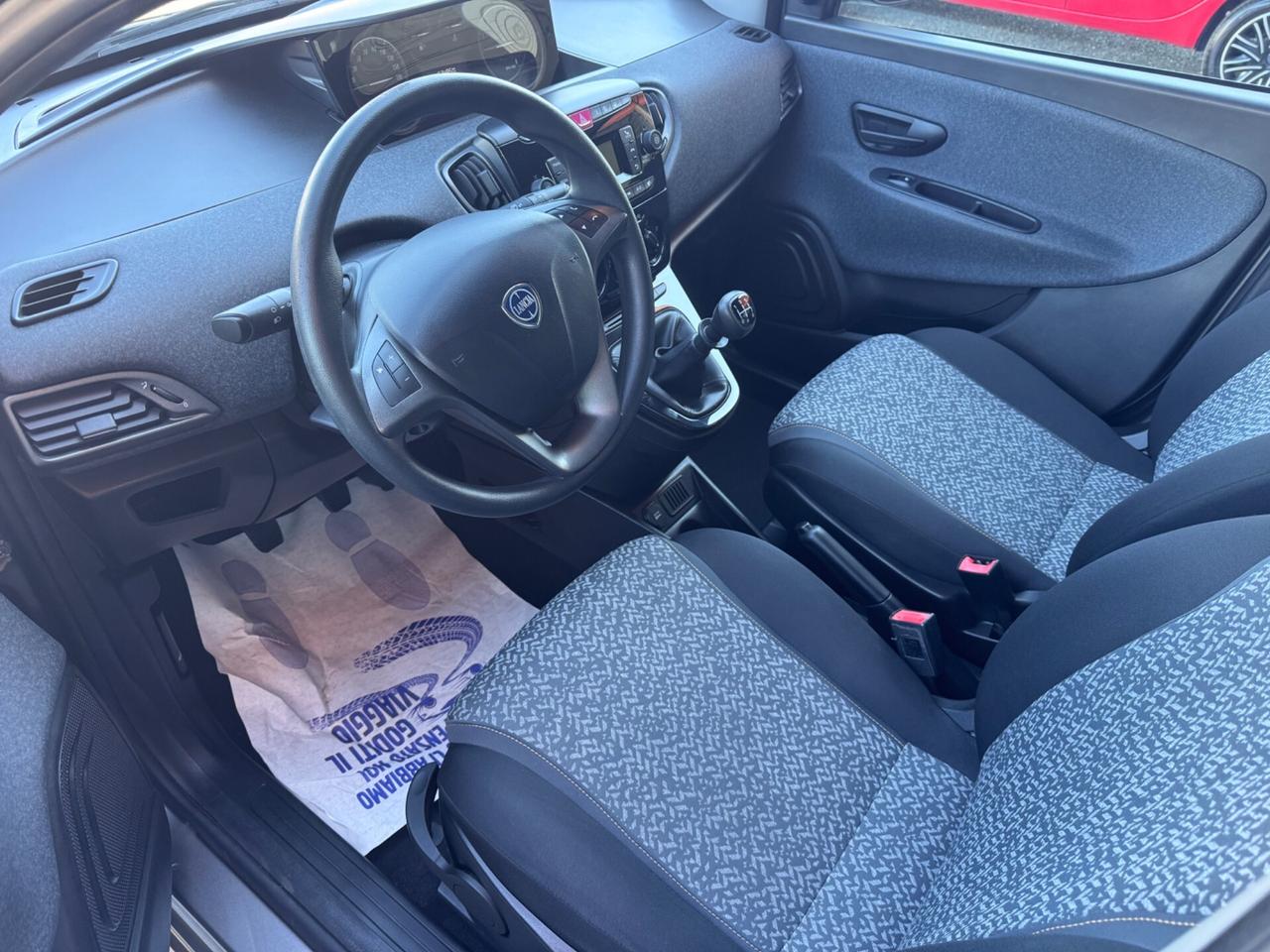 Lancia Ypsilon 1.2 69 CV 5 Black and Noir