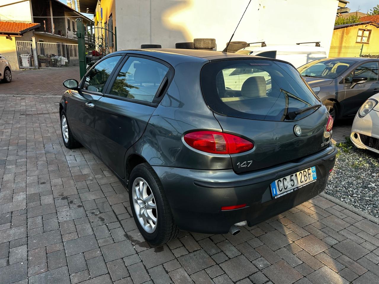 Alfa Romeo 147 1.6i 16V Twin Spark cat 5p. Distinctive
