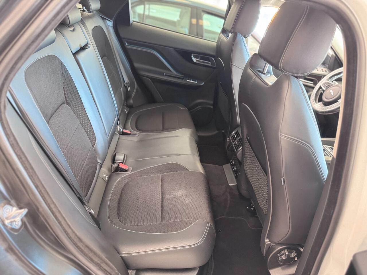 Jaguar F-Pace 2.0 D 180 CV AWD aut. R-Sport