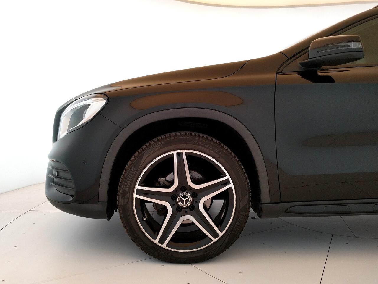Mercedes-benz GLA 180 Night Edition- NEOPATENTATI