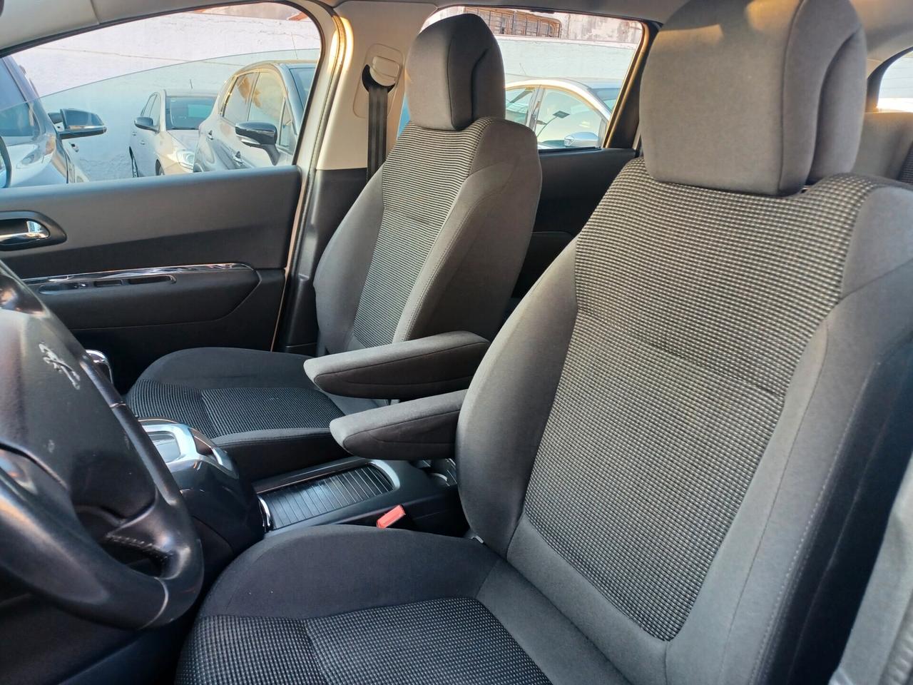 Peugeot 5008 1.6 HDi 115CV Allure 7 POSTI