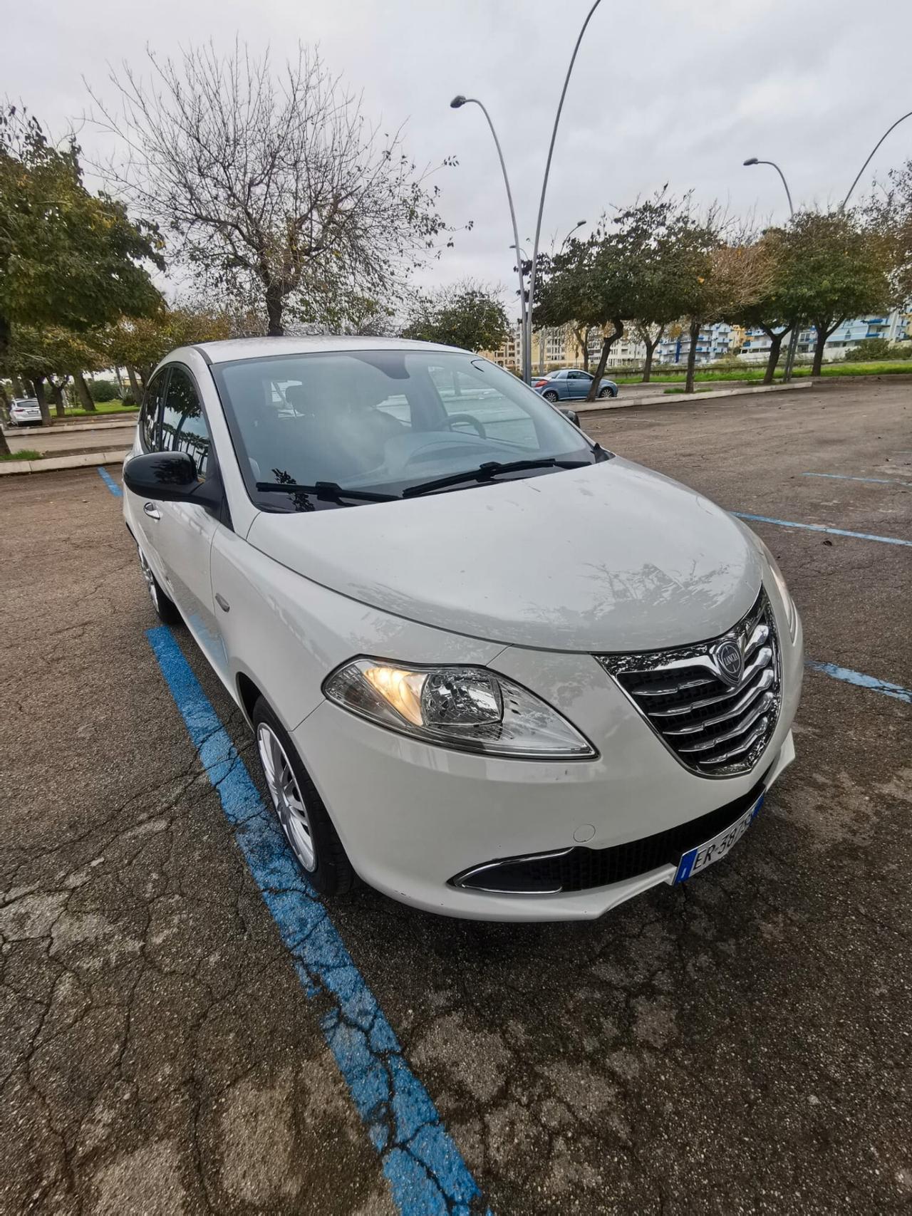Lancia Ypsilon 1.2 69 CV 5P. Silver 2013