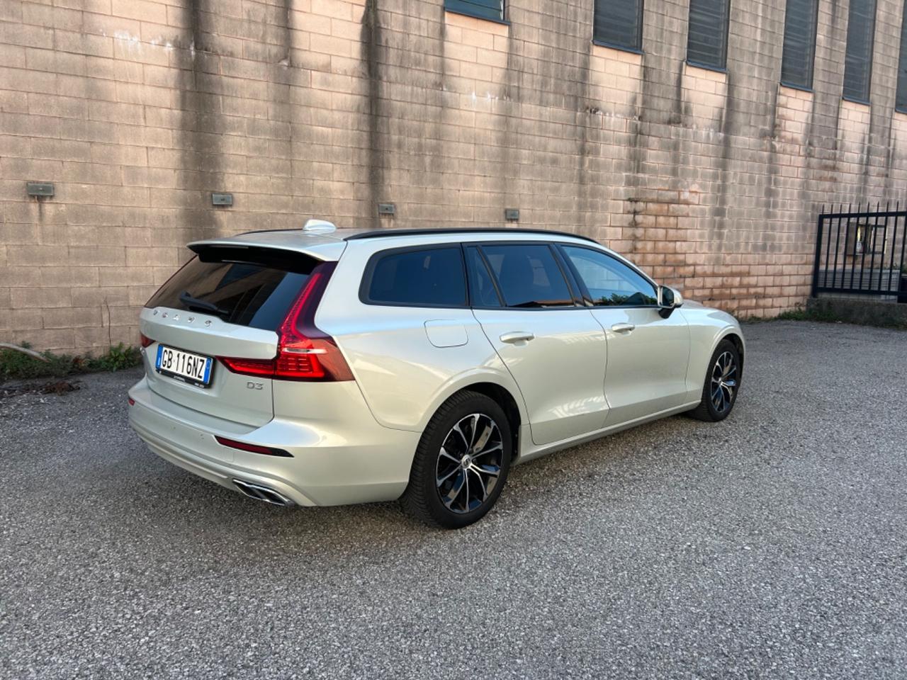 VOLVO V60 d3 R Design