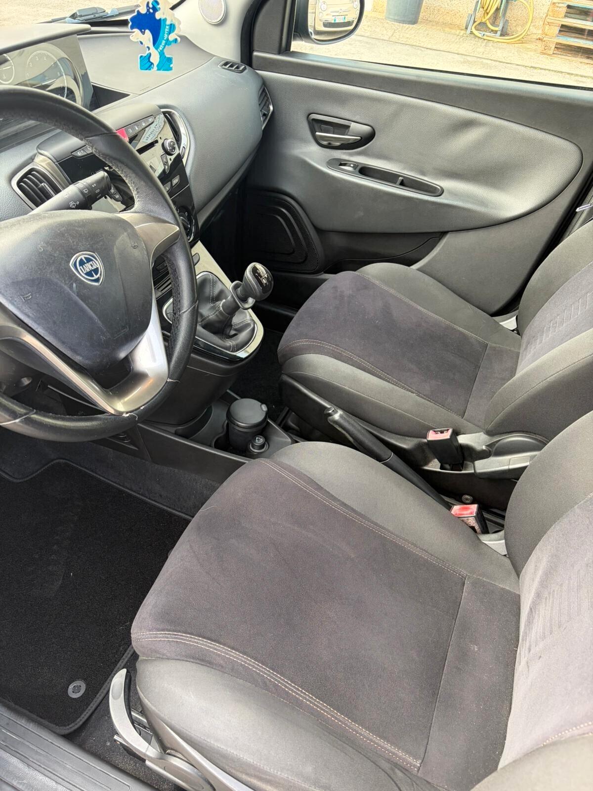 Lancia Ypsilon 0.9 TwinAir 85 CV 5 porte Metano Ecochic Silver