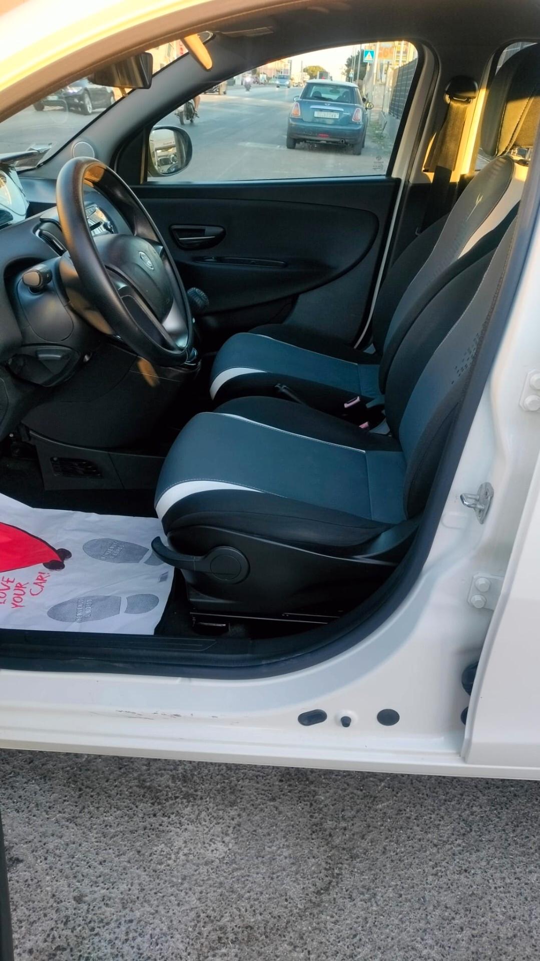 Lancia Ypsilon 0.9 TwinAir 85 CV 5 porte Metano Ecochic Elefantino