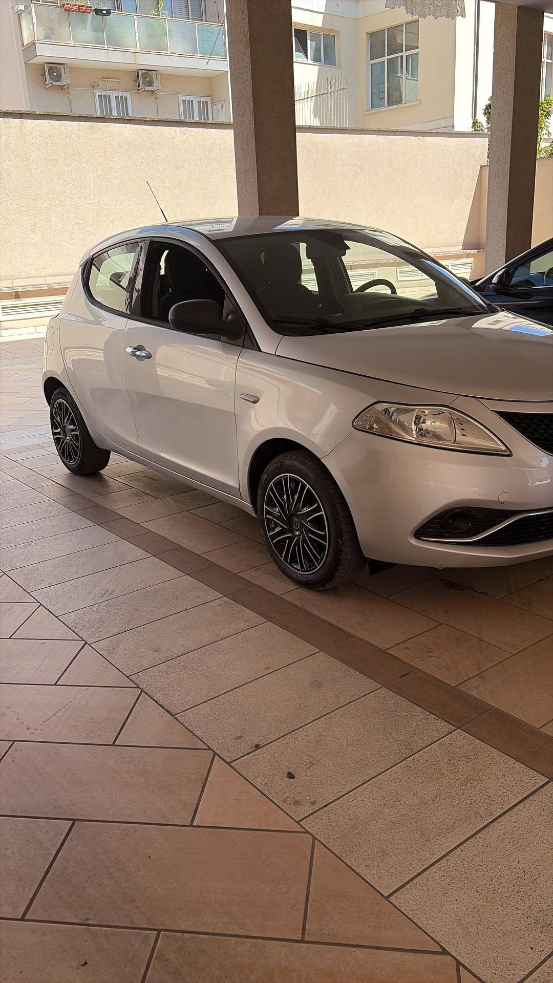 Lancia Ypsilon 1.2 69 CV 5 porte Platinum