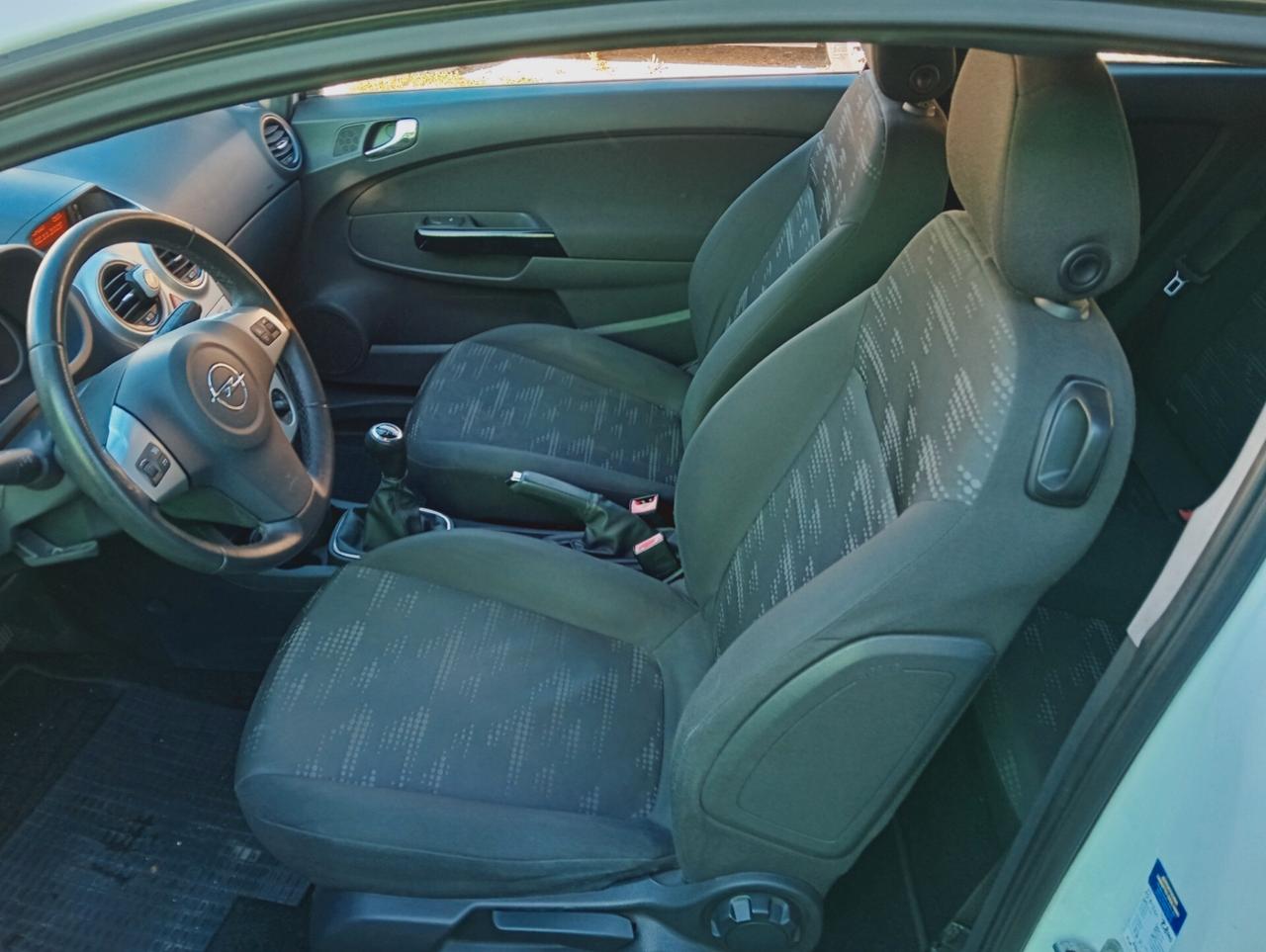 Opel Corsa 1.2 3 porte b-color