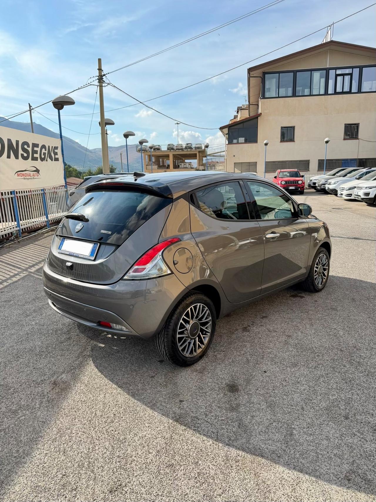 Lancia Ypsilon 1.0 70cv Hybrid Alberta Ferretti 2023