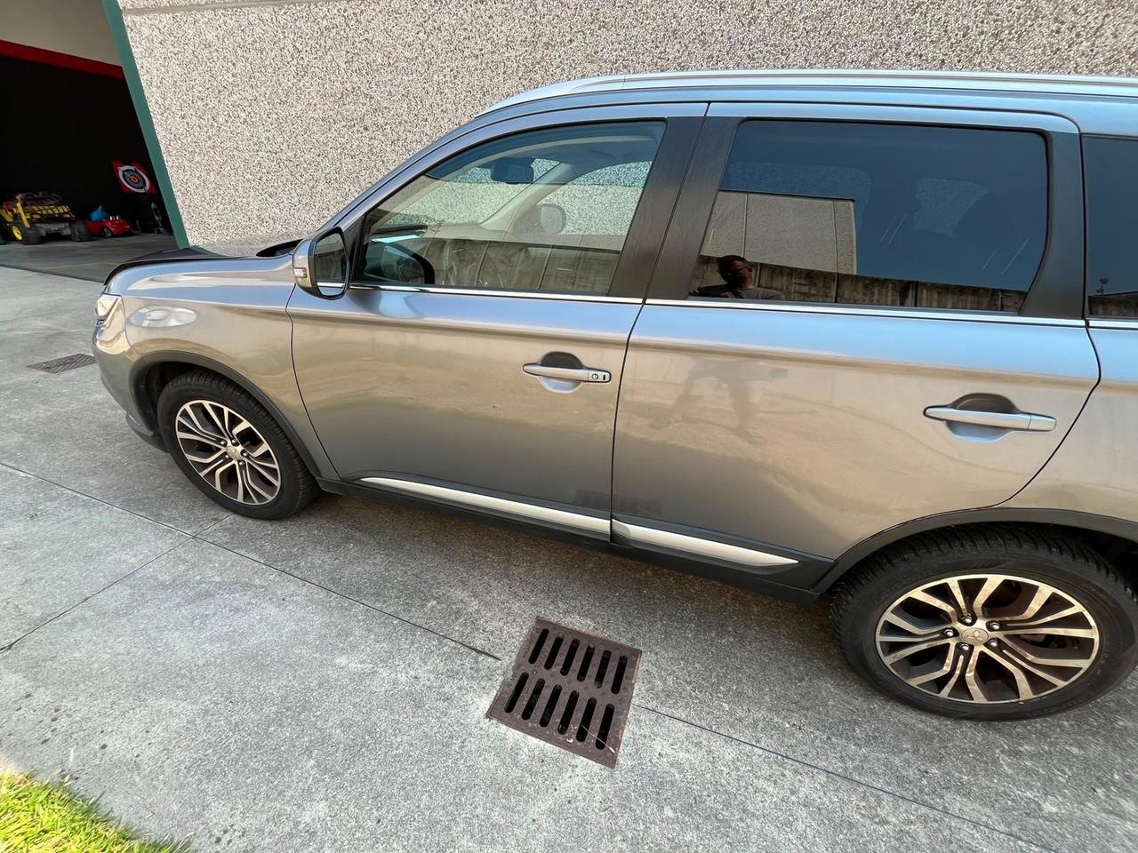 Mitsubishi Outlander 2.2 DI-D 4WD Instyle Plus SDA 7 posti