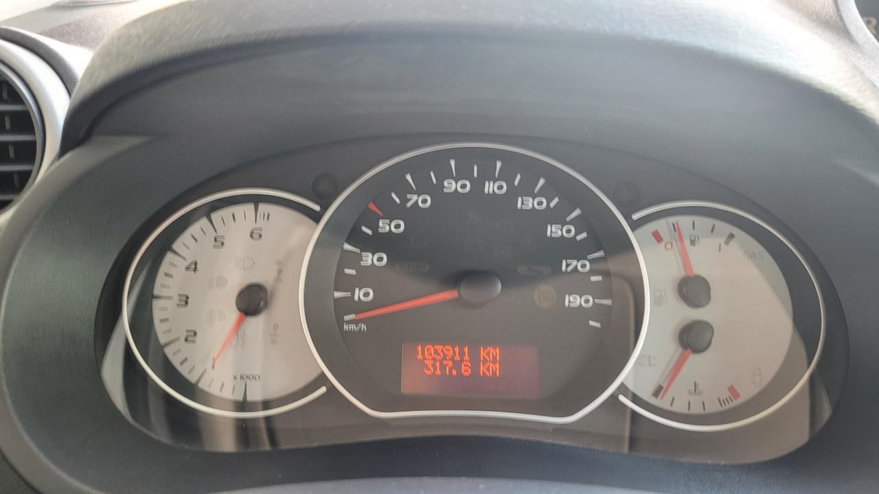 Renault Kangoo 1.5 Diesel 5 posti porte .. navi , gancio traino