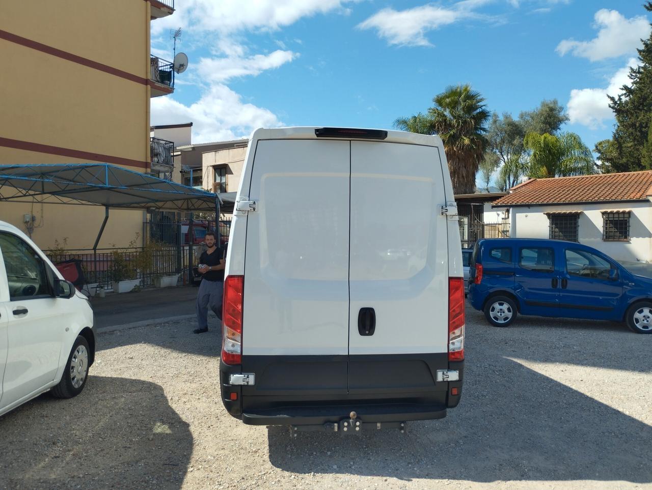 Iveco Daily 33S12 2.3 Cabinato