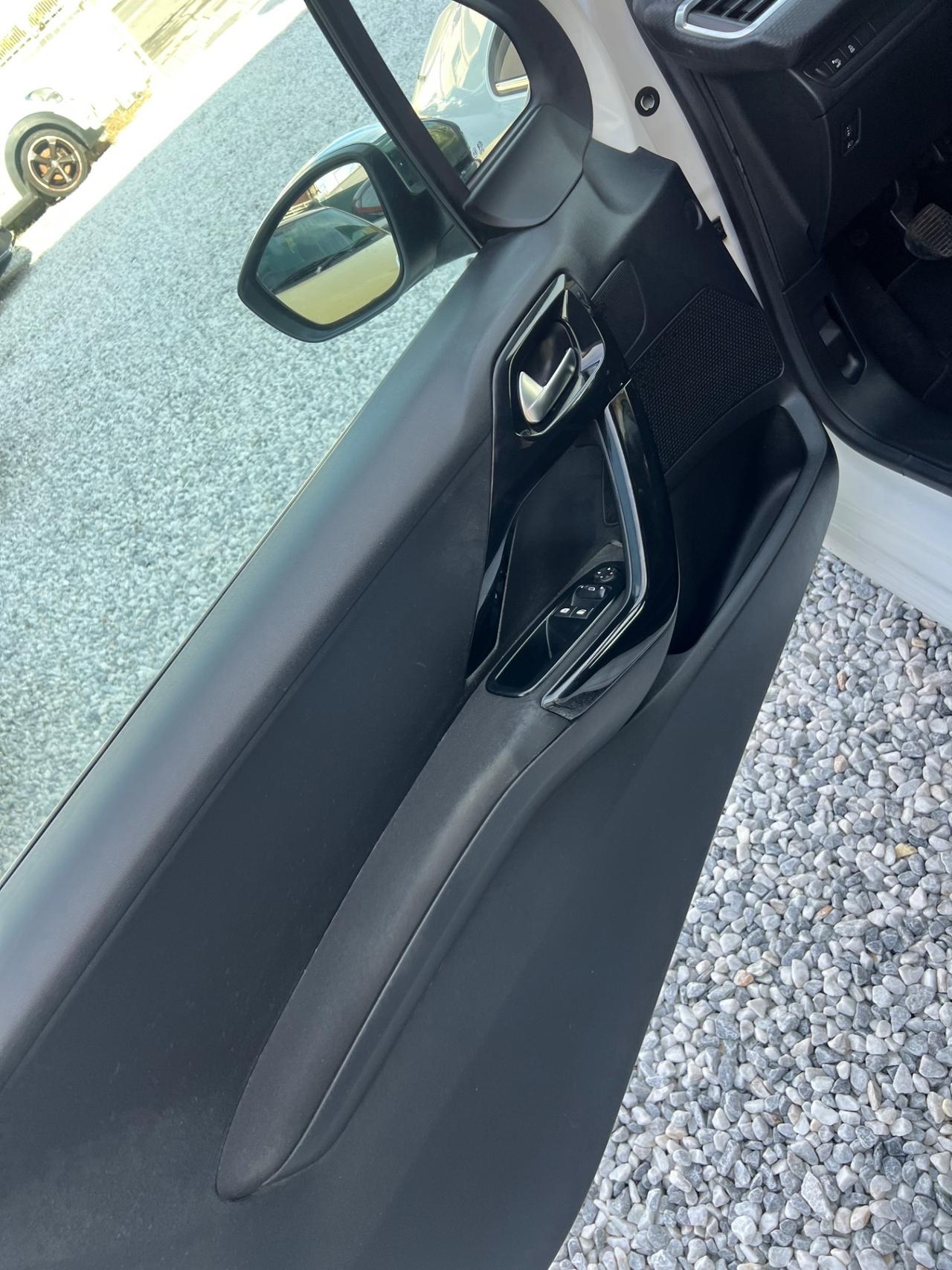 Peugeot 208 PureTech 82 3 porte Allure