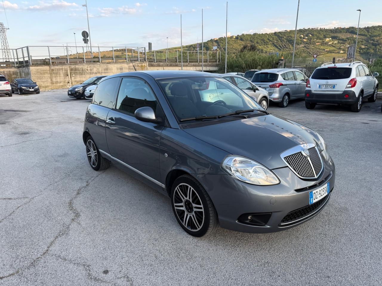 Lancia Ypsilon 1.3 MJT 75 CV Versus