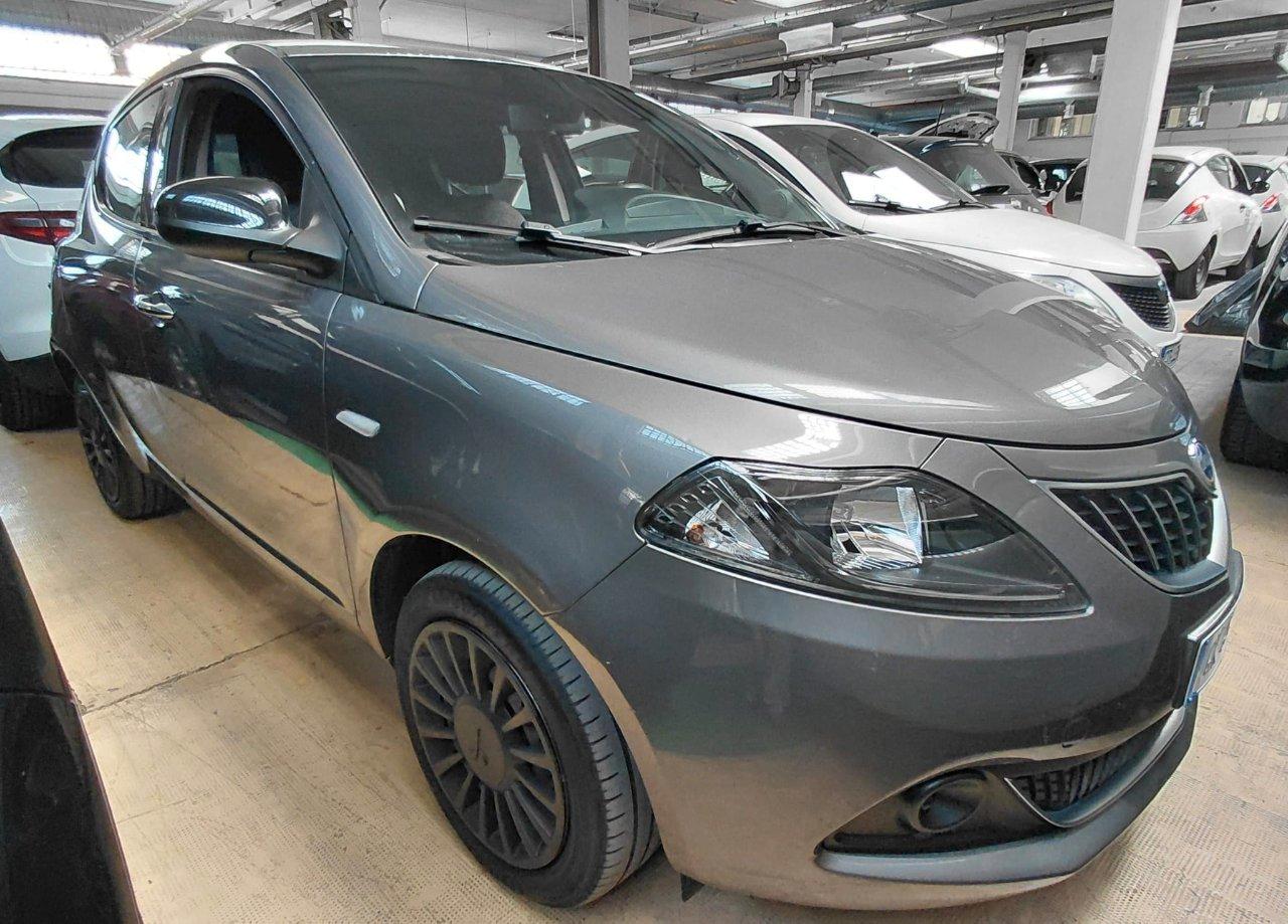 Lancia Ypsilon 1.0 70cv Firefly Hybrid S&S Silver
