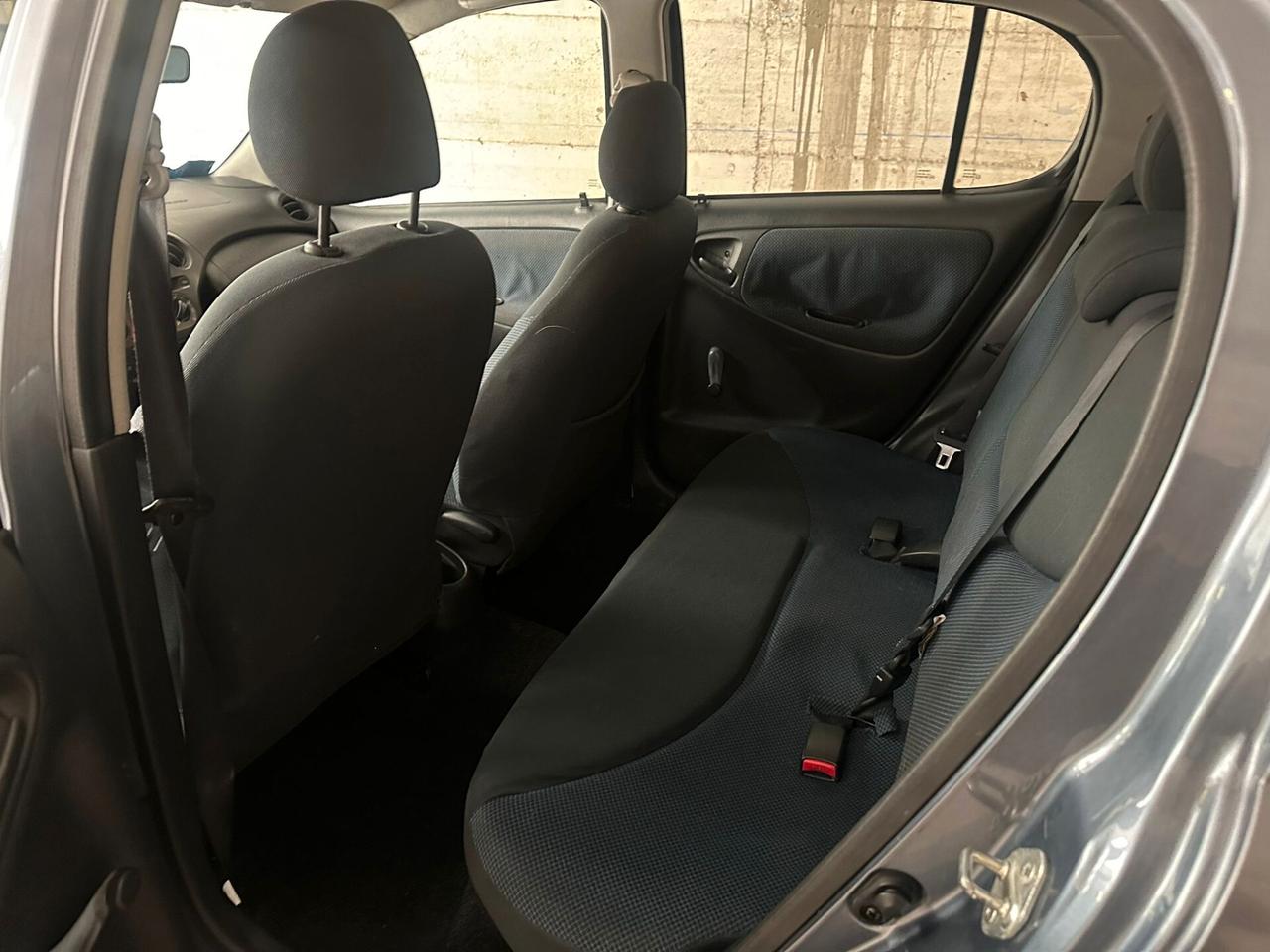 Toyota Yaris 1.0i 16V cat 5 porte Sol