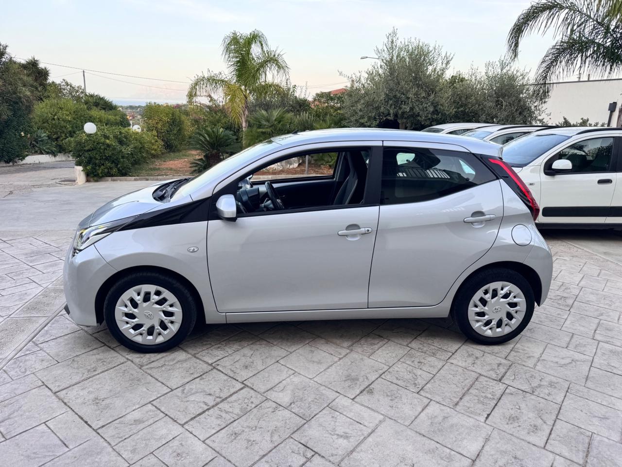 Toyota Aygo 1.0 VVT-i 69 CV 5 porte x-business MMT