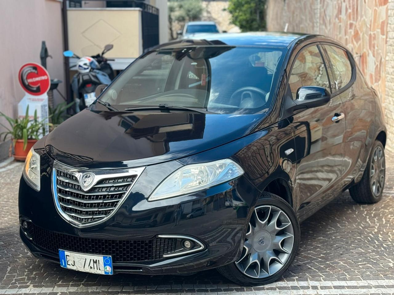 Lancia Ypsilon 0.9 TwinAir 85 CV 5 porte S&S Gold