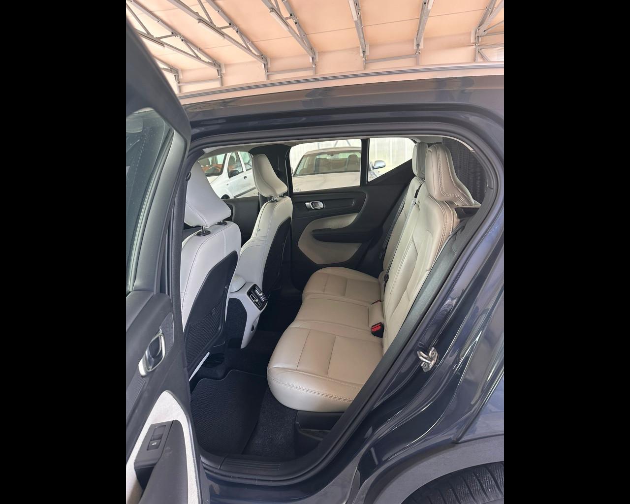 VOLVO XC40 (2017-->) - XC40 D3 AWD Geartronic Momentum