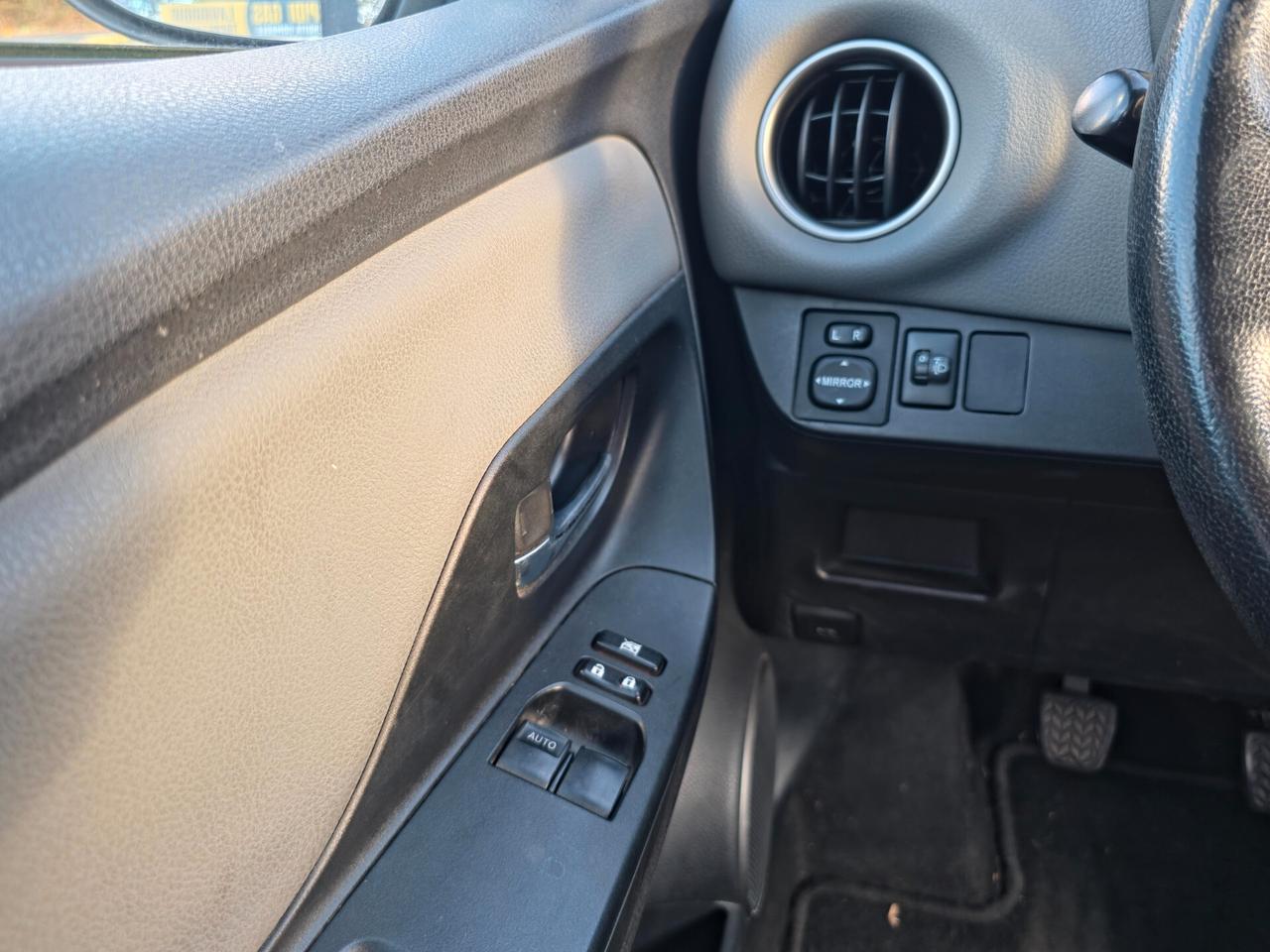 Toyota Yaris 1.0 5 porte Lounge CV-69 E6 Manuale NEO 2015