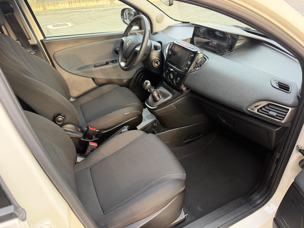 Lancia Ypsilon 1.0 5 porte Hybrid Gold