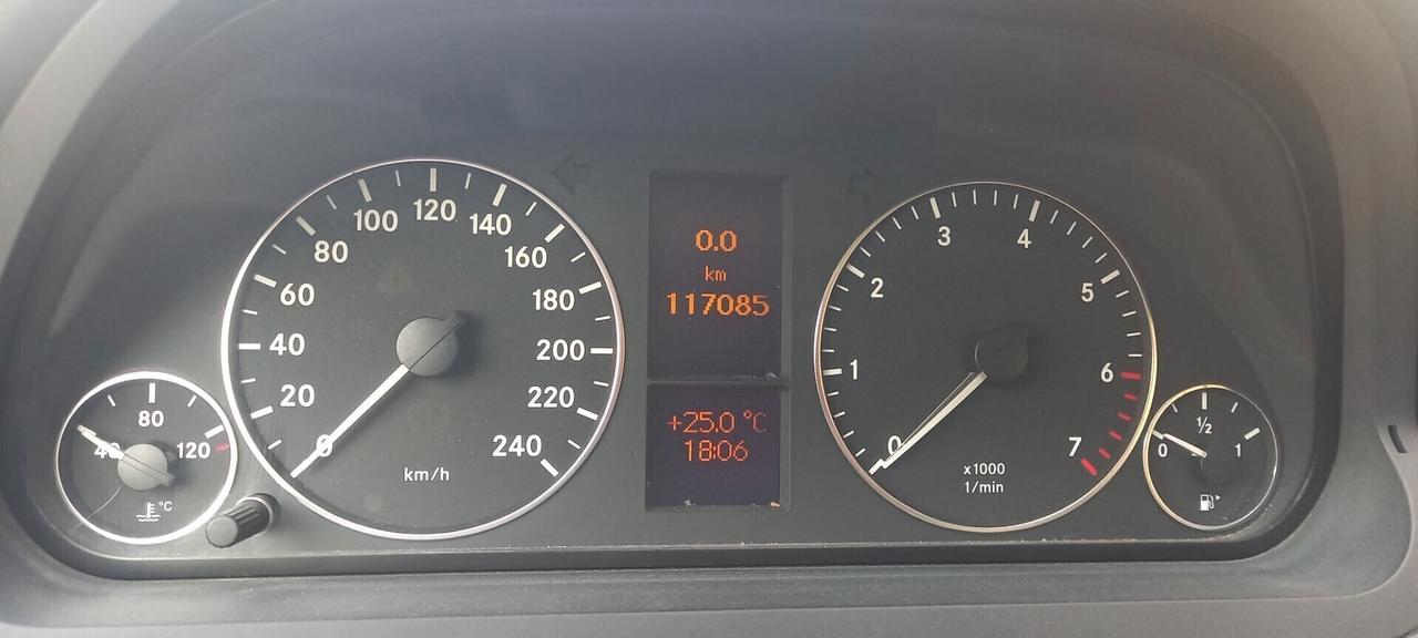 Mercedes-Benz Classe A 160 BlueEFFICIENCY Benzina cc. 1.5 CV. 95 - 5 Porte 5 Posti Euro 5 Utilizzabile anche per i Neopatentati.