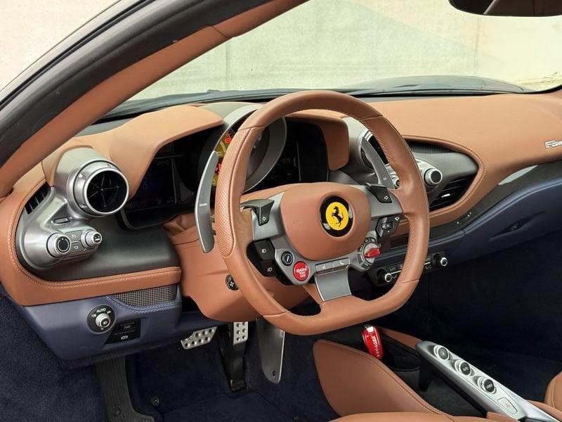 Ferrari F8 F8 Tributo - Blu Pozzi - sollevatore