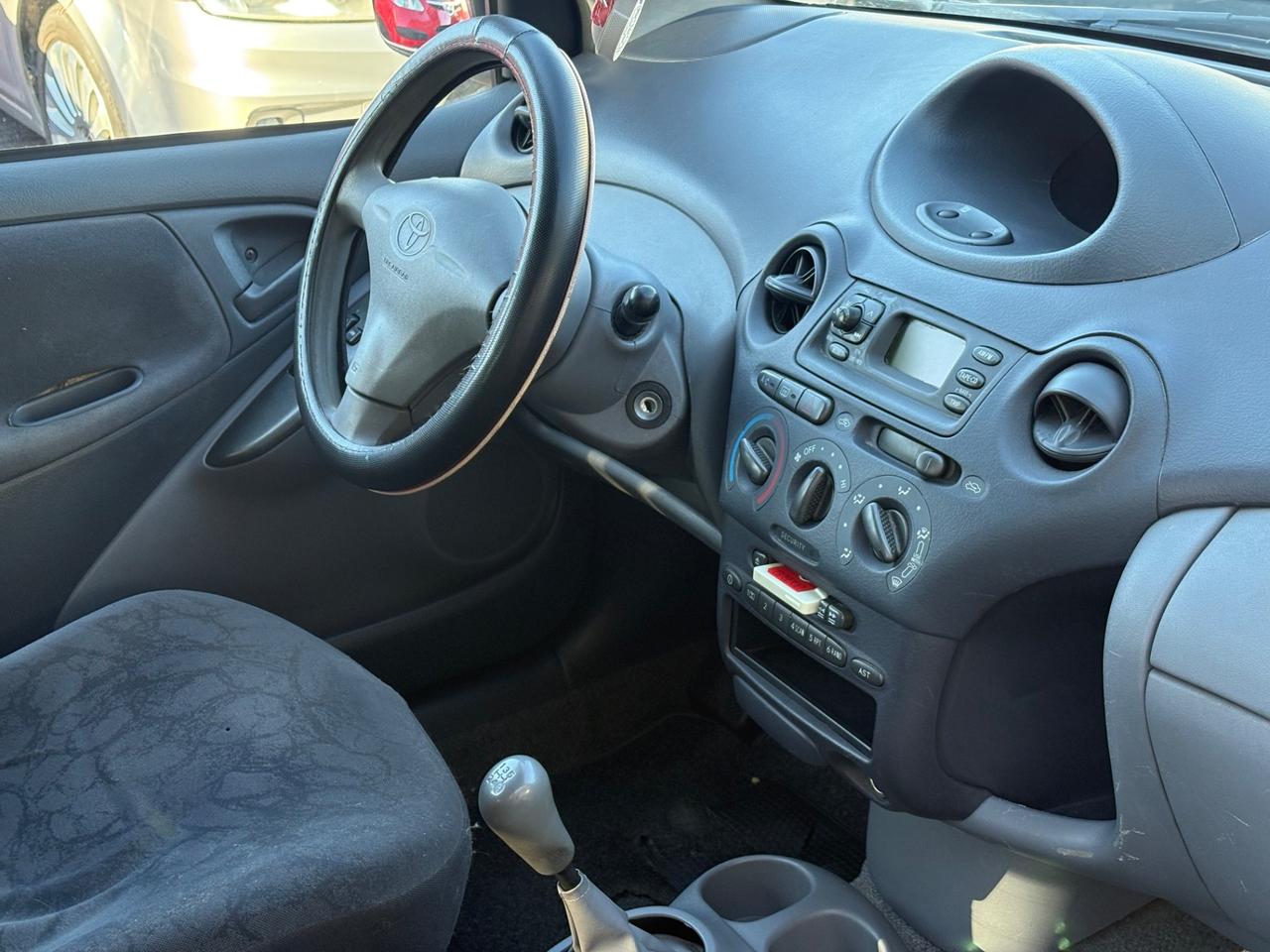 Toyota Yaris 1.0i 16V cat 5 porte Sol