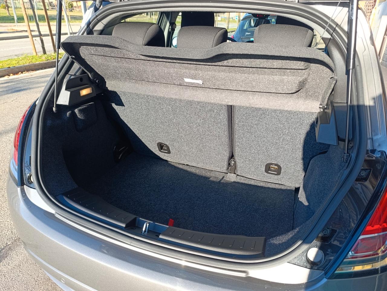 Lancia Ypsilon 1.0 S&S Hybrid Gold --6000 km--