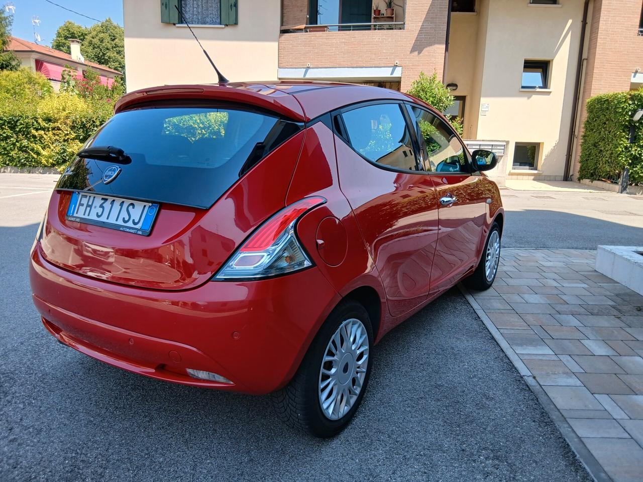 Lancia Ypsilon 1.2 69 CV 5 porte Silver tua a € 165 mese