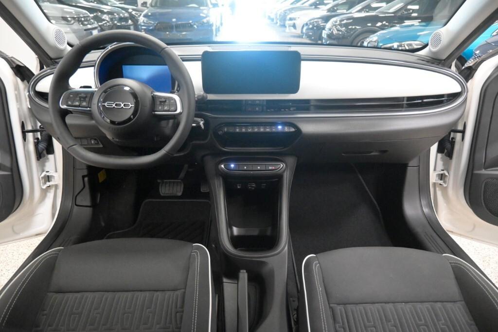 FIAT 600 1.2 HYBRID 145CV DCT MHEV POP ( FARI LED - COCKPIT - CRUISE - MIRROR - SENSORI POST. - CERCHI 17 )