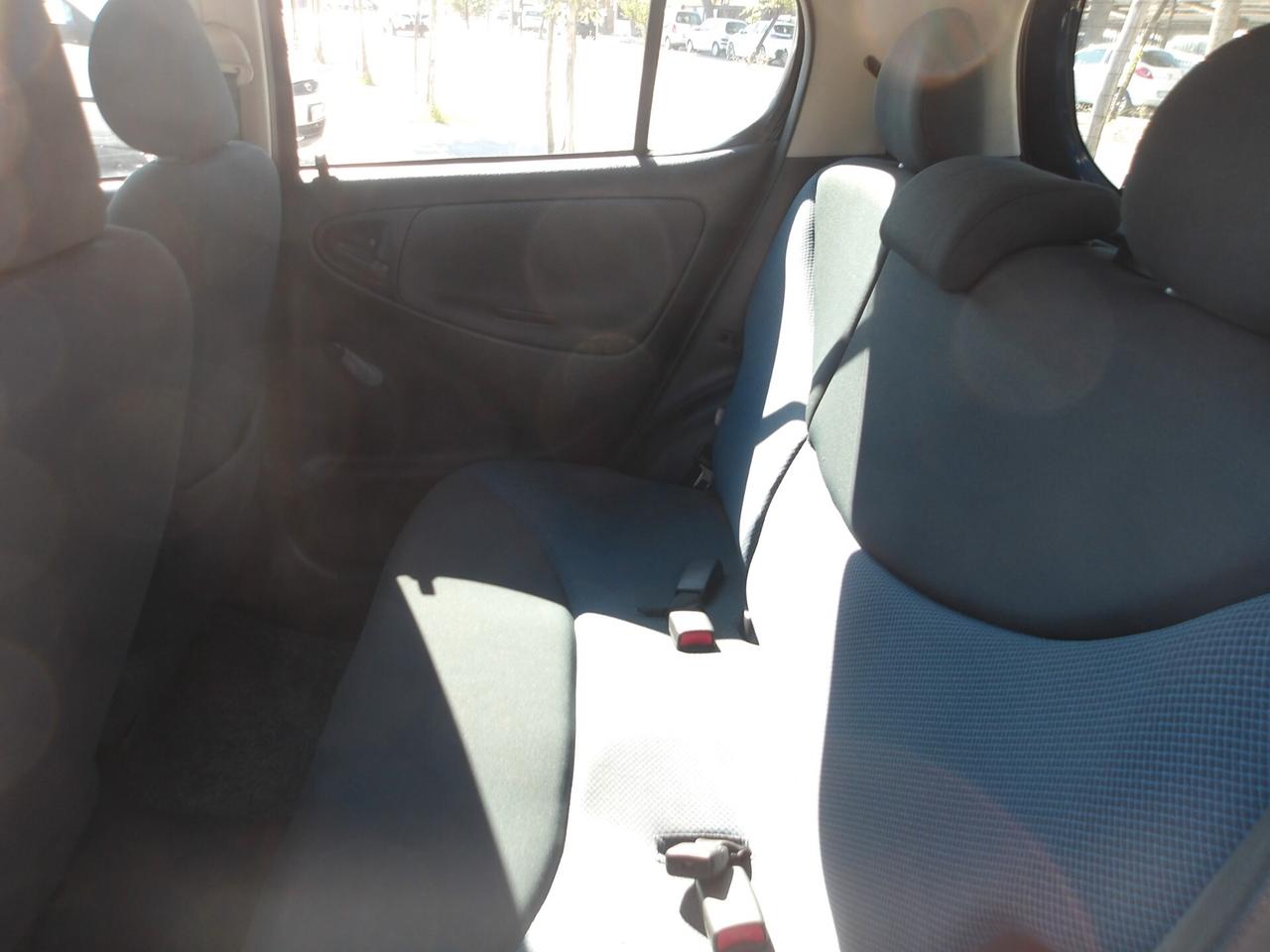TOYOTA YARIS 1.0 BENZ-2005