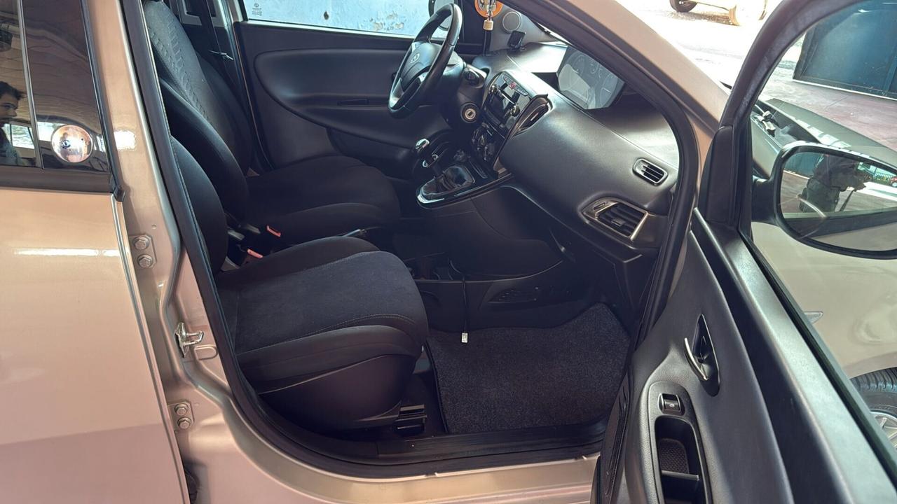 Lancia Ypsilon 1.2 69 CV 5 porte GPL Ecochic Silver