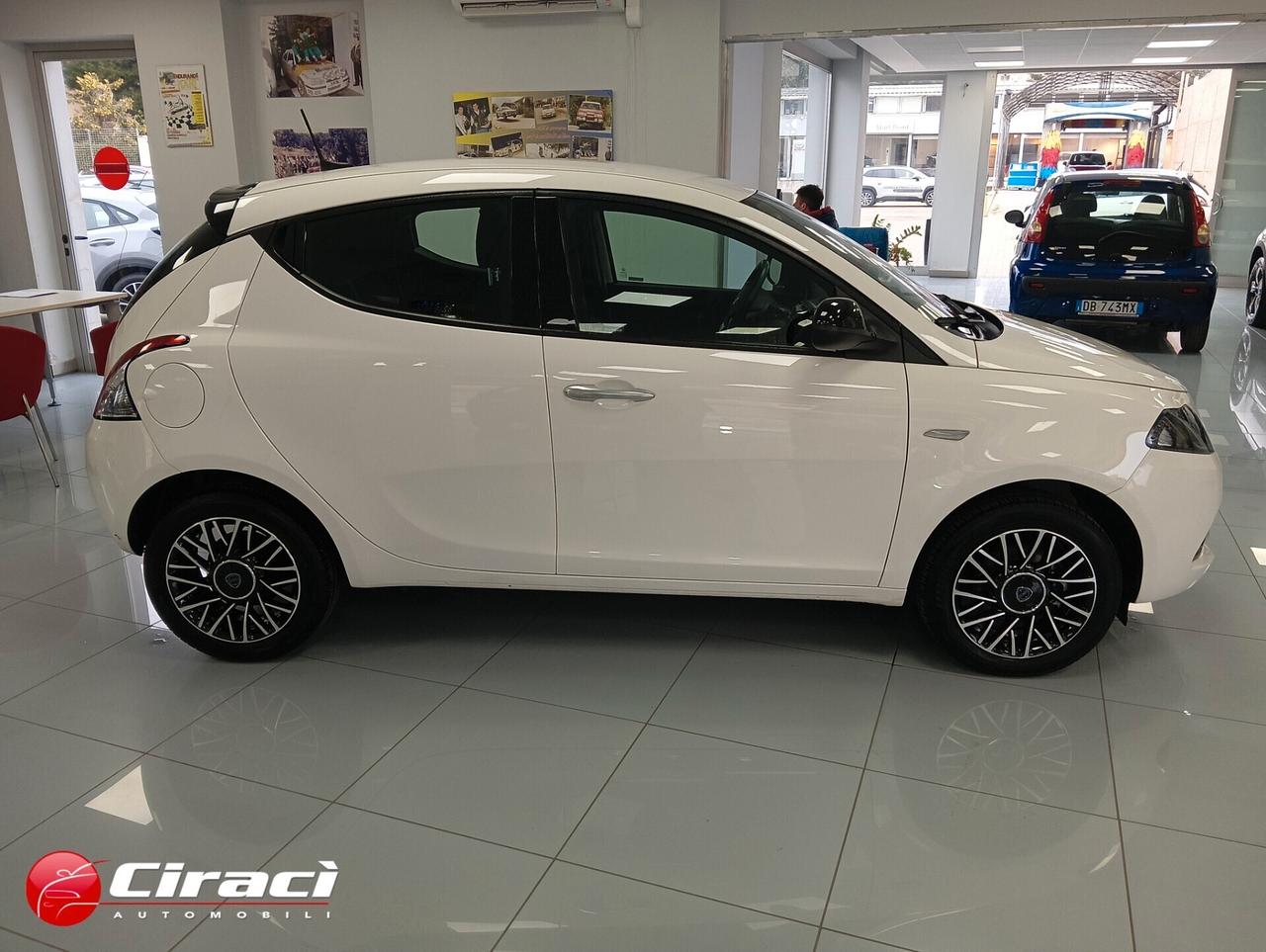 Lancia Ypsilon 1.0 5 p Hybrid Platino