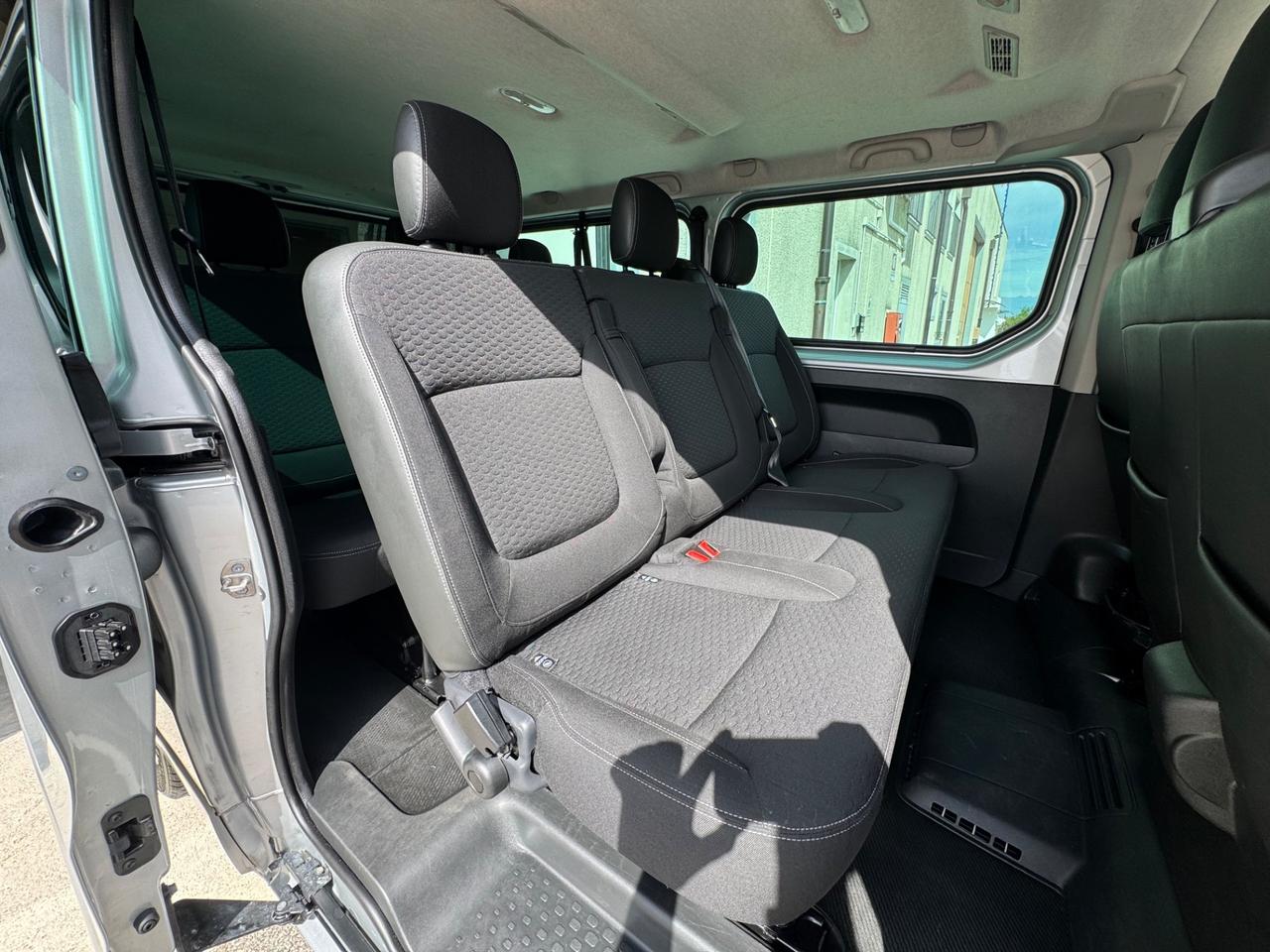 Opel Vivaro 9 posti passo lungo