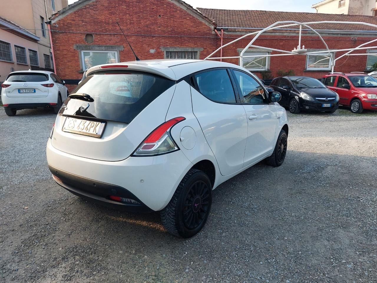 Lancia Ypsilon 0.9 TwinAir 85 CV 5 porte Metano Ecochic Elefantino