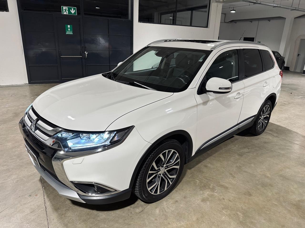 Mitsubishi Outlander 2.2 DI-D 4WD Instyle 7 POSTI-TETTO-TAGLIANDI UFFICIALI