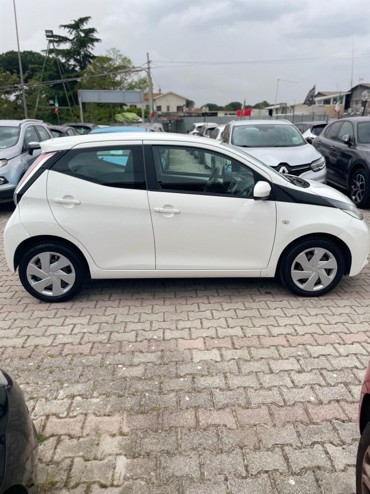 Toyota Aygo 1.0 VVT-i 69 CV 5 porte x-play TSS