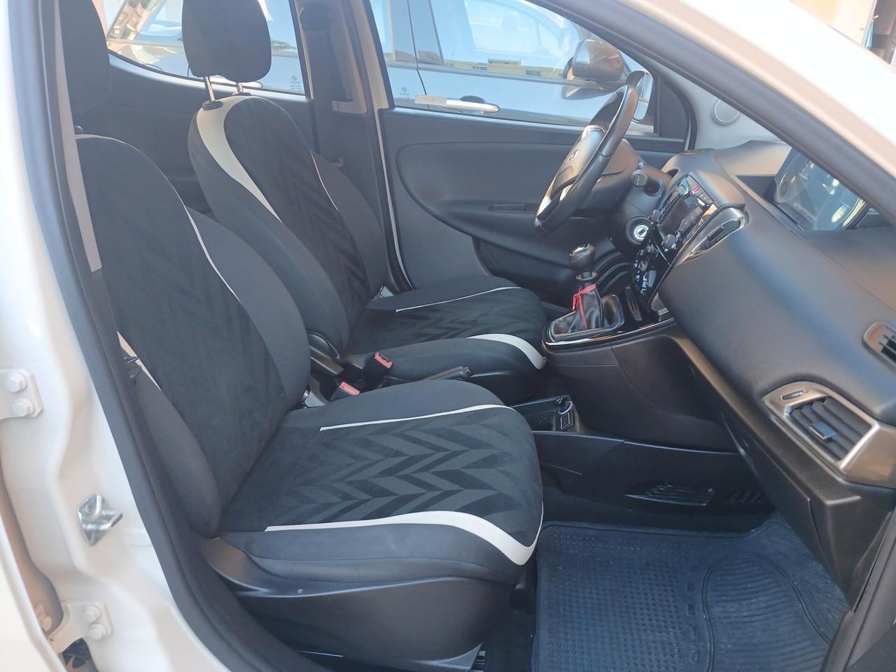 Lancia Ypsilon 0.9 TwinAir 85 CV 5 porte Metano Ecochic Platinum