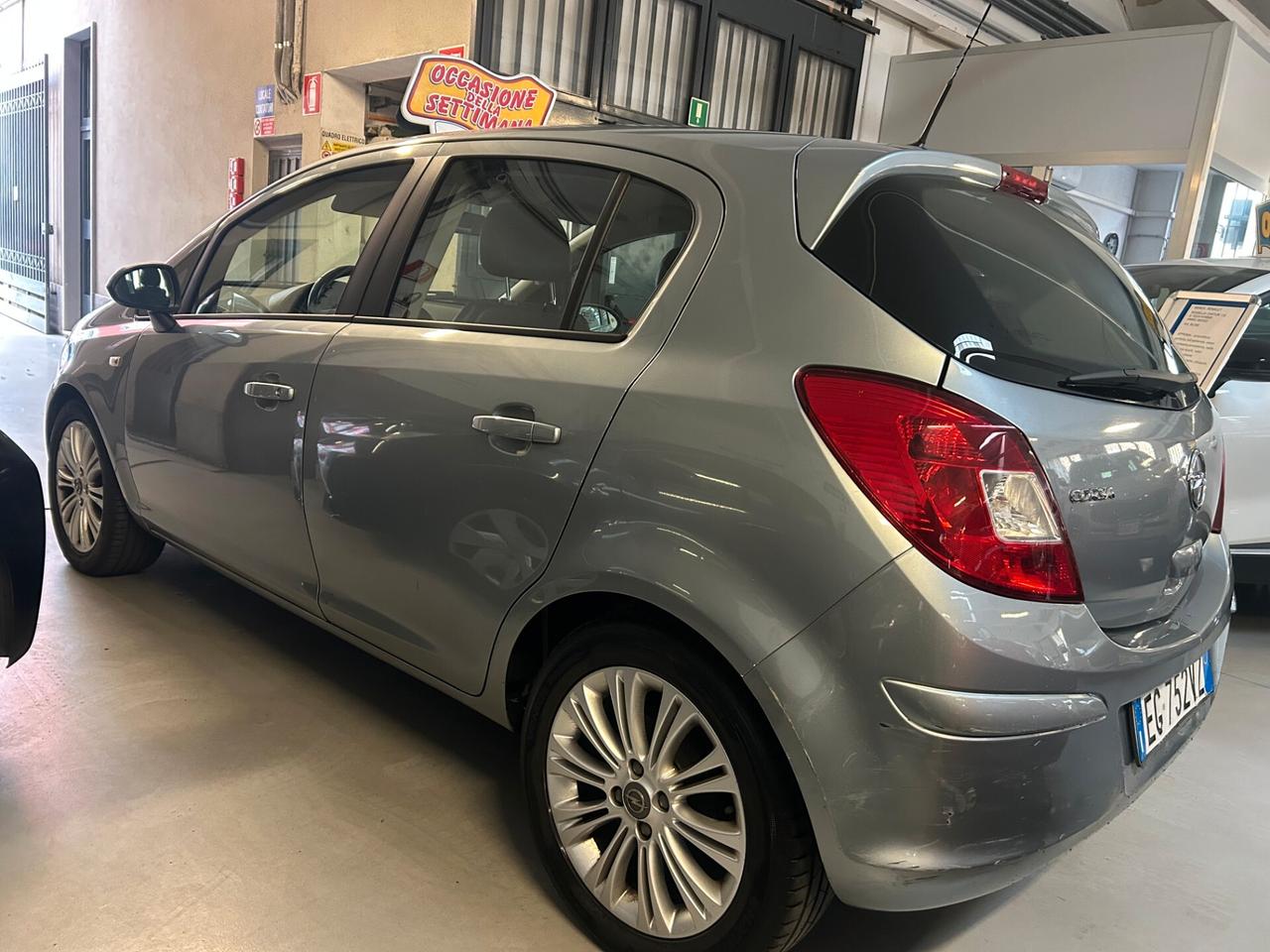 Opel Corsa 1.4 16V 5 porte Cosmo