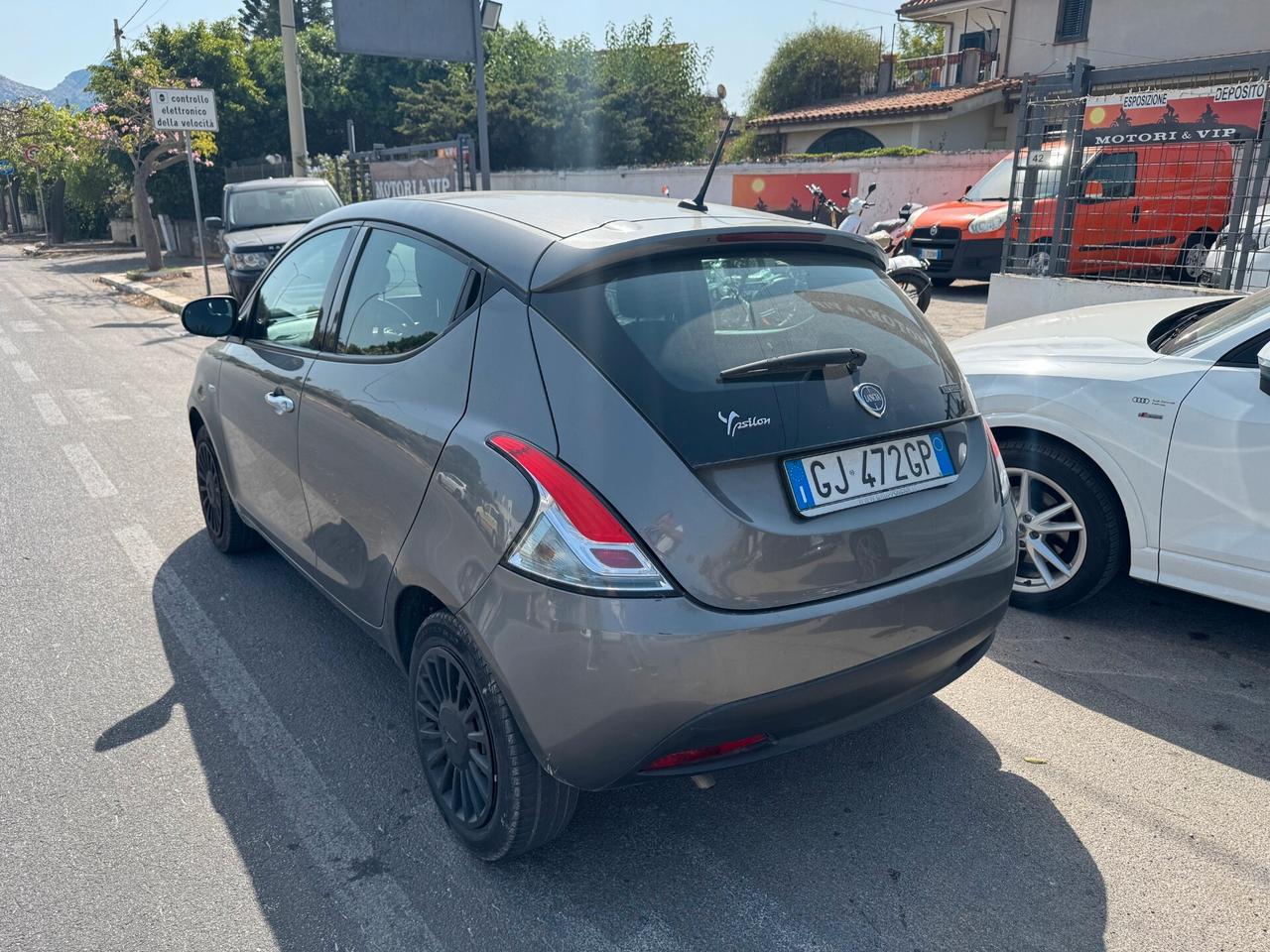 Lancia Ypsilon 1.0 neopatentati