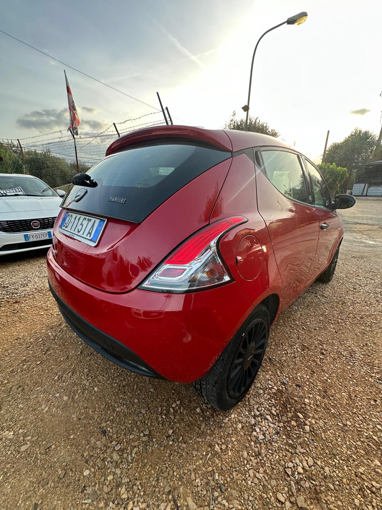 Lancia Ypsilon 1.0 FireFly 5 porte S&S Hybrid Ecochic Silver