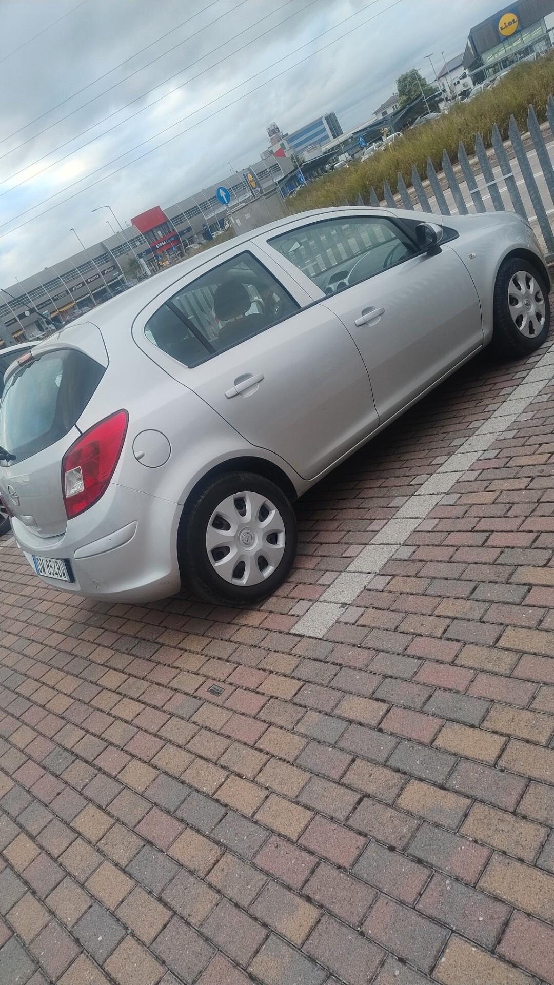 Opel Corsa 1.4 16V 5 porte Cosmo