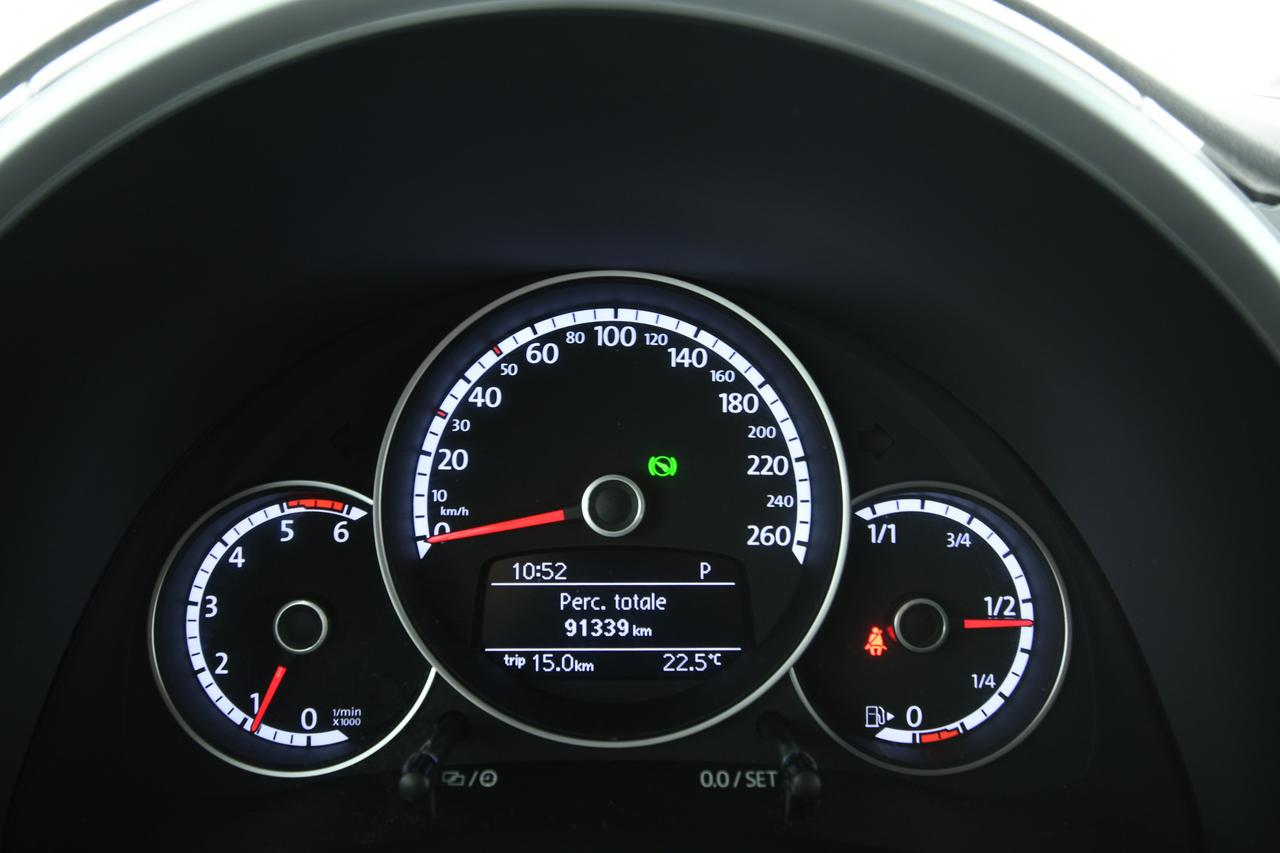 VOLKSWAGEN Maggiolino Cabrio 2.0 tdi bm Design 110cv NEOPATENTATI+C17"